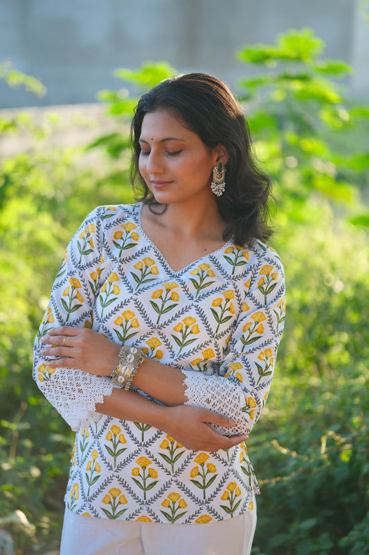 Viyana – White Cotton Lace Short Kurti