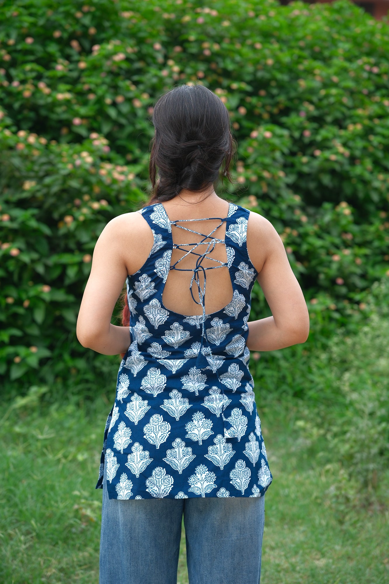 Floral Printed Open Back Sleeveless Kurti (Navy Blue)