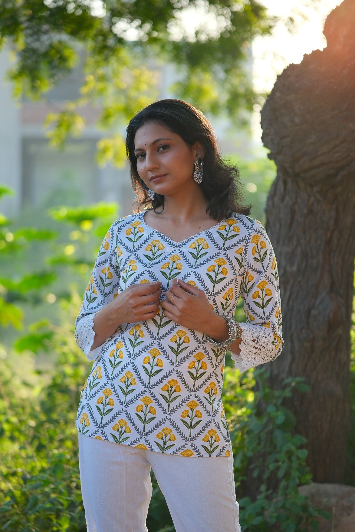 Viyana – White Cotton Lace Short Kurti