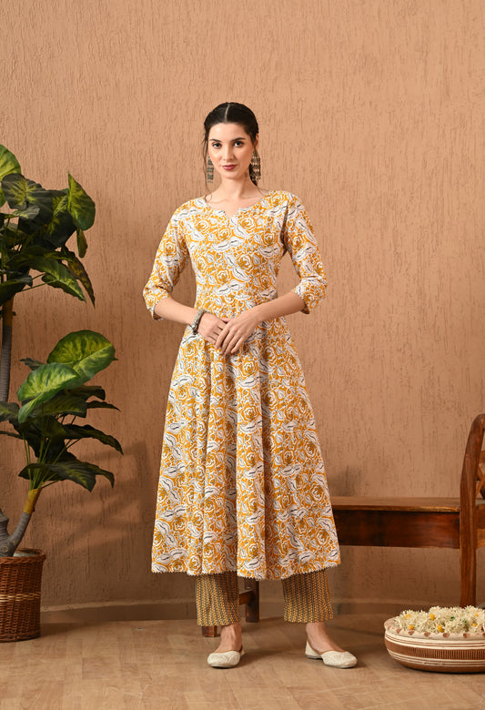 Svarnima – Yellow Floral Print Kurta Pant Set with Lace Detailing