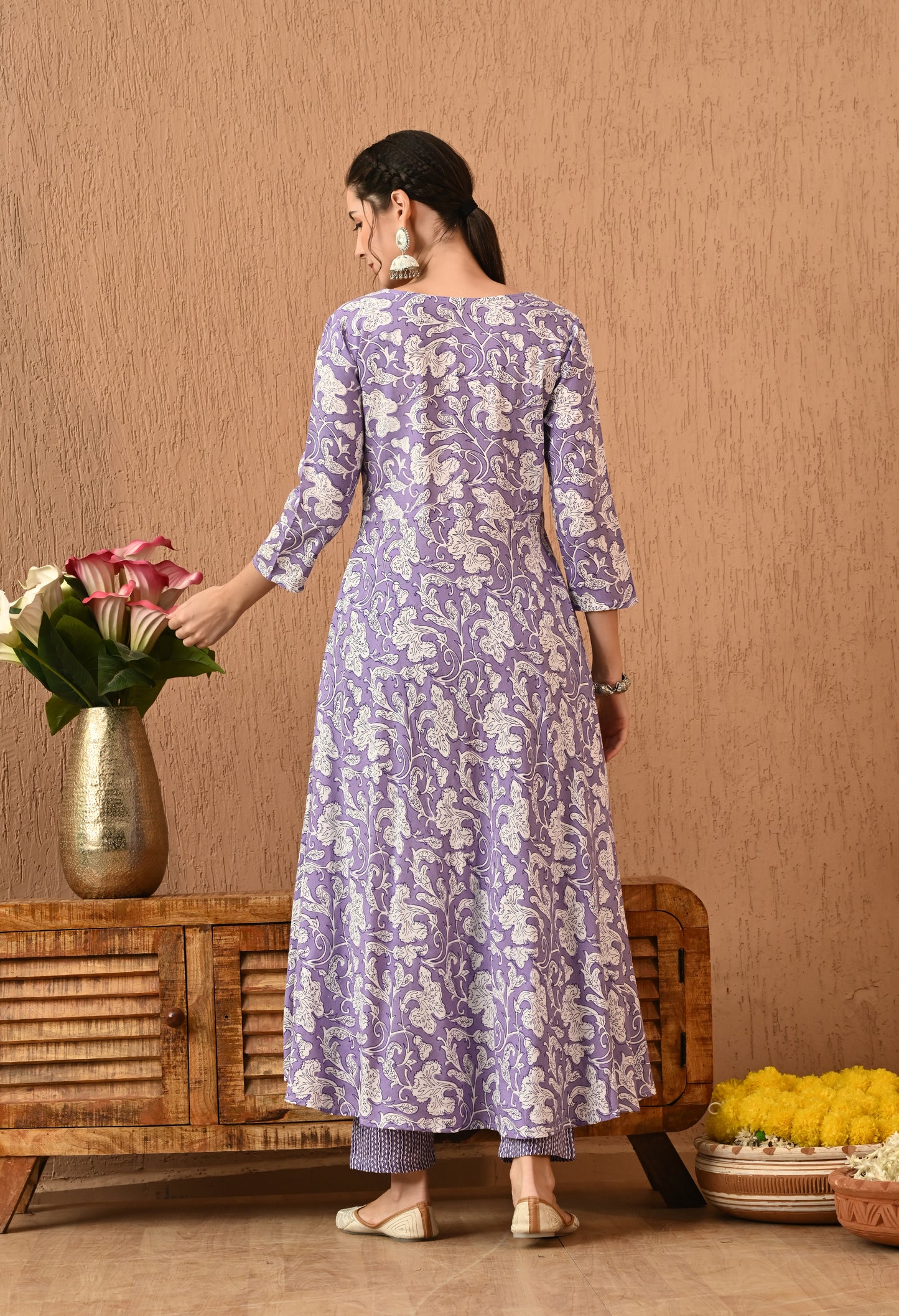 Iravika – Lavender Floral Print Kurta Pant Set with V Neckline