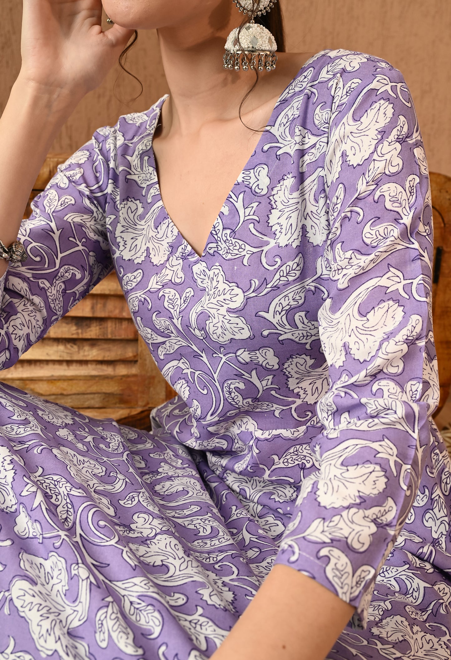 Iravika – Lavender Floral Print Kurta Pant Set with V Neckline