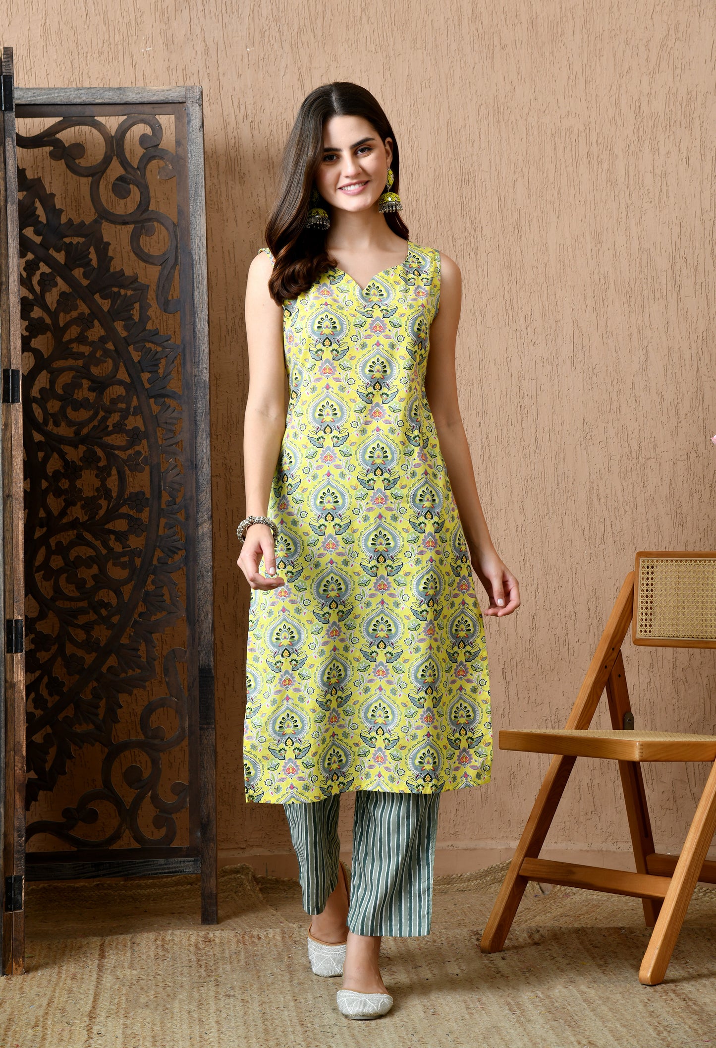 Saanvi – Sleeveless Straight Kurta Pant Set
