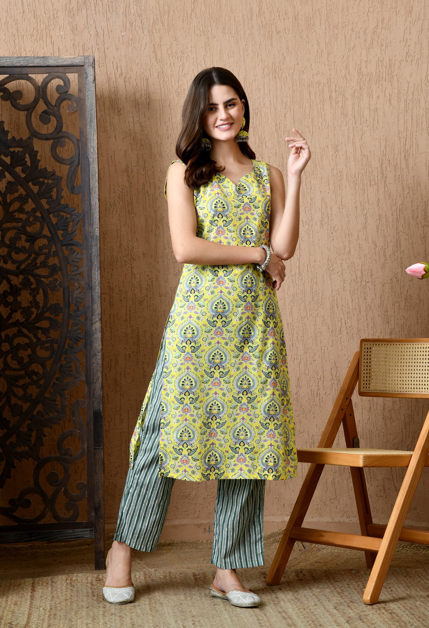 Saanvi – Sleeveless Straight Kurta Pant Set