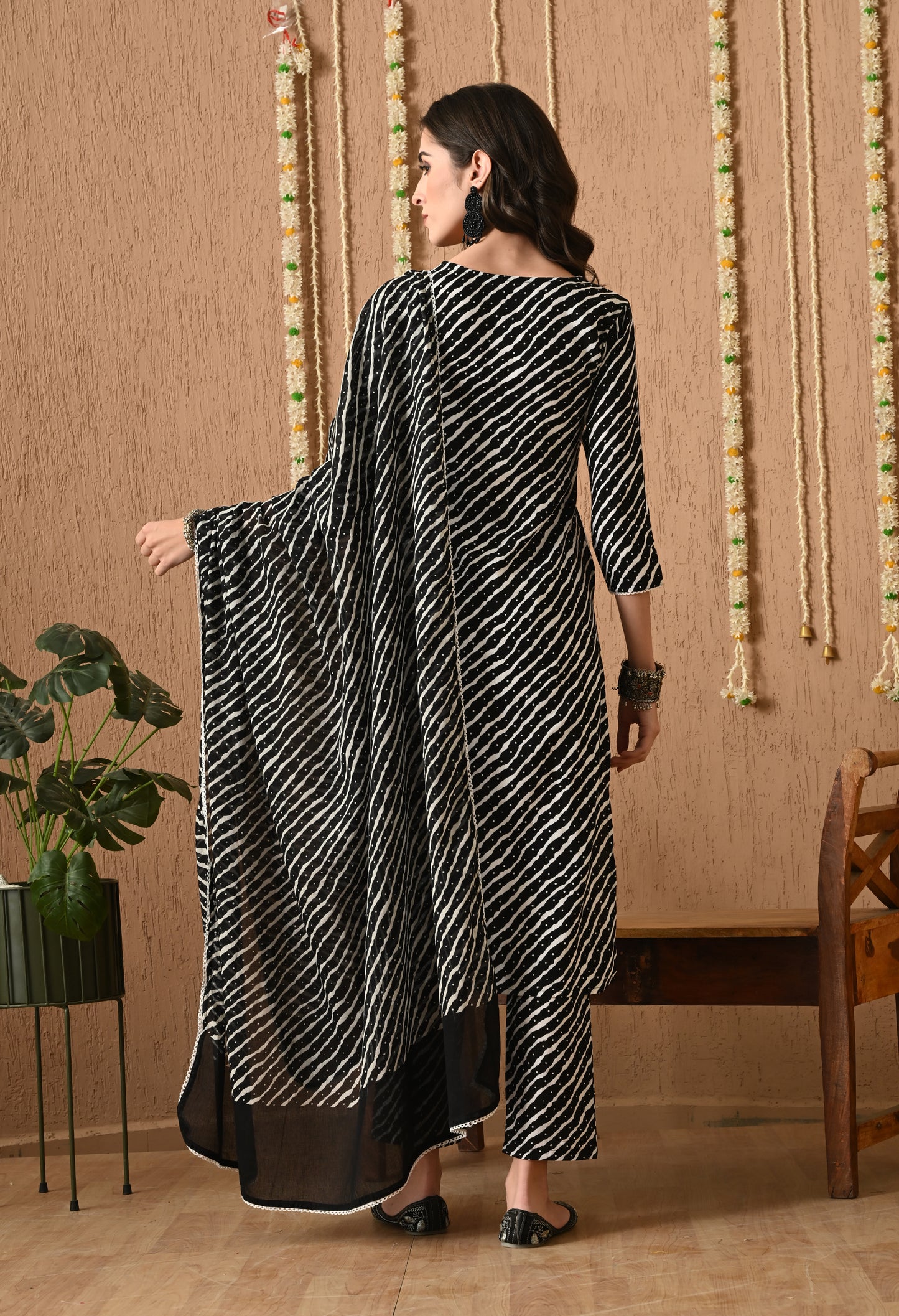 Leher Noir – Black Leheriya Kurta Pant Set with Dupatta & Lace Detailing