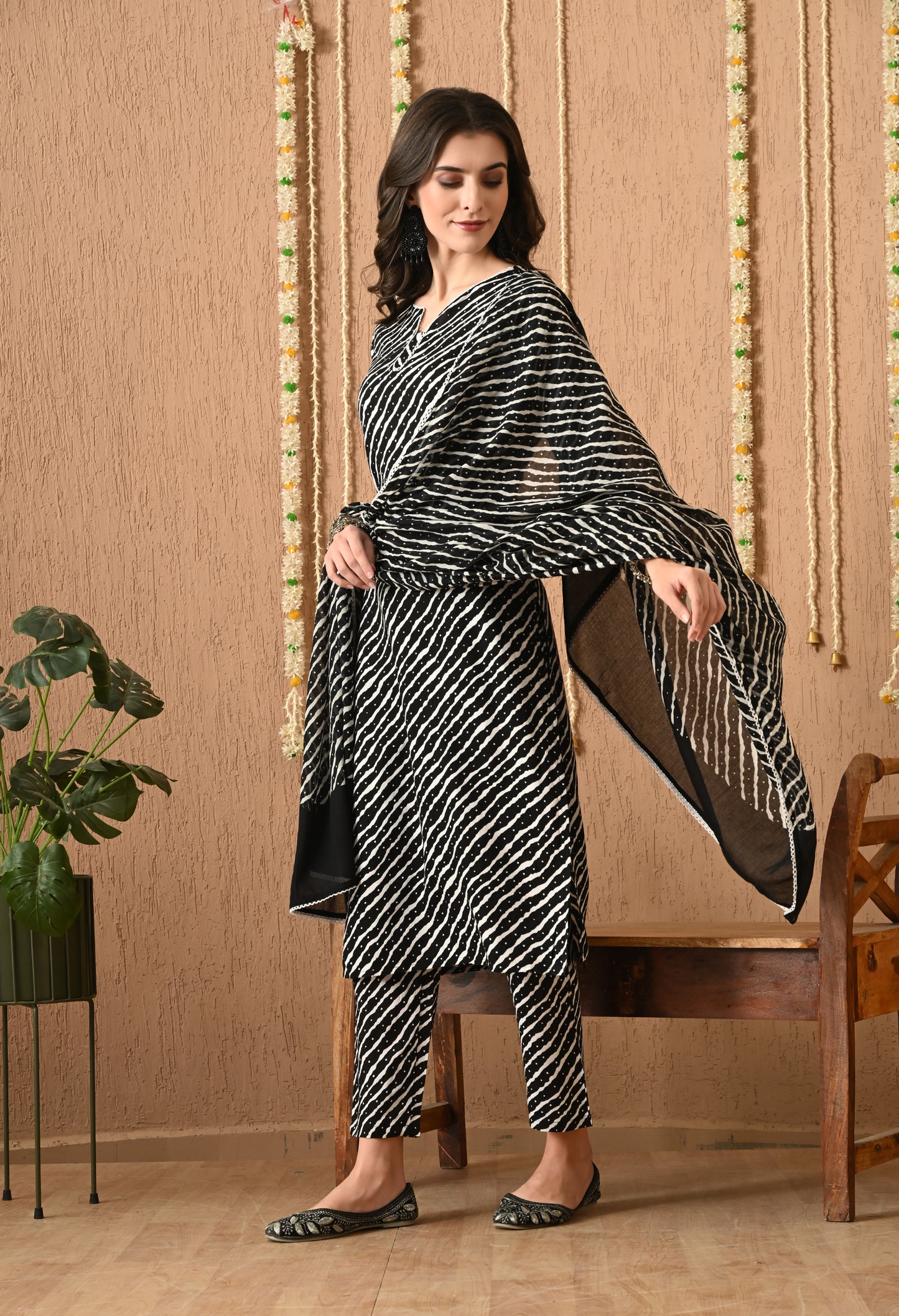 Leher Noir – Black Leheriya Kurta Pant Set with Dupatta & Lace Detailing