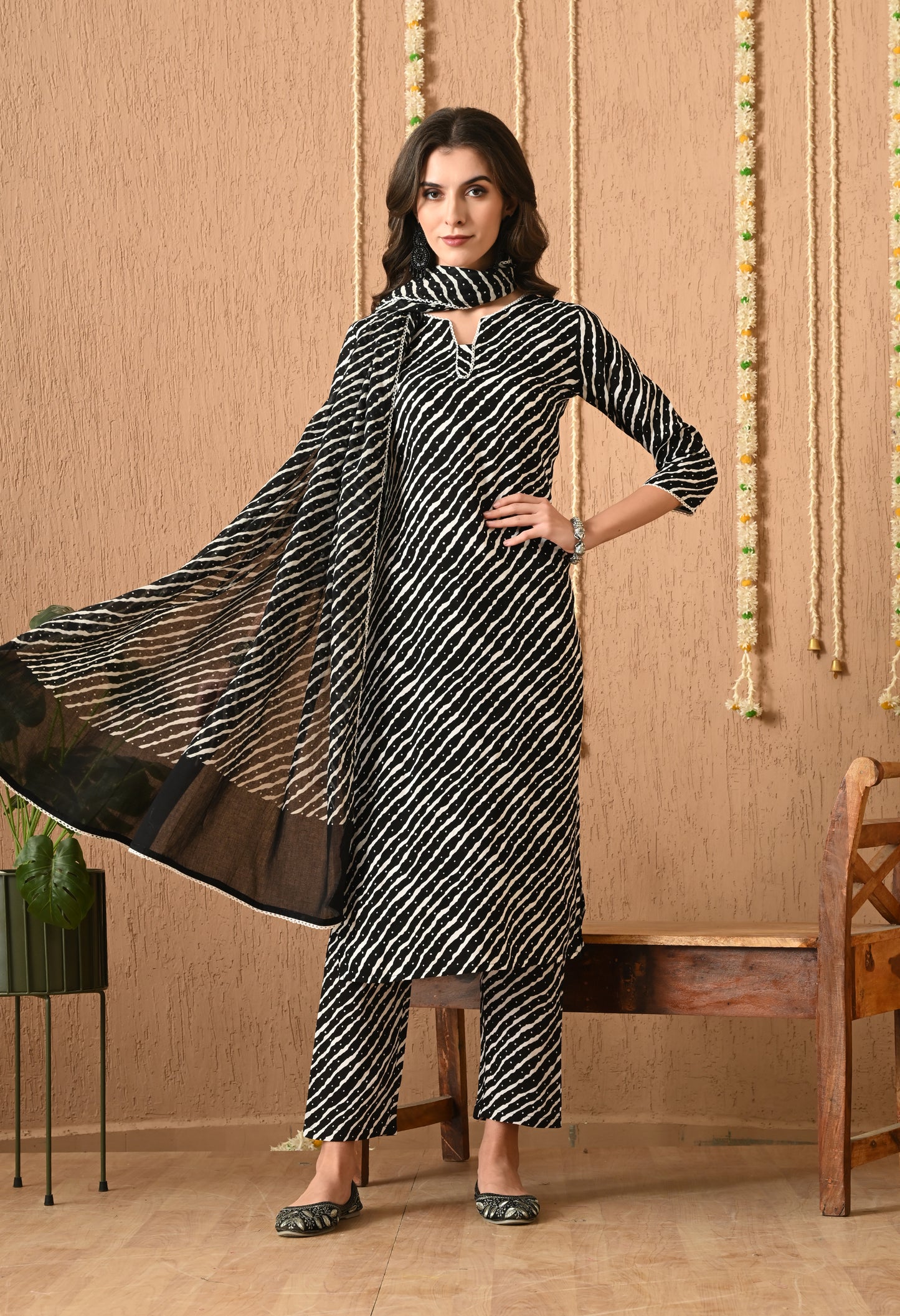 Leher Noir – Black Leheriya Kurta Pant Set with Dupatta & Lace Detailing