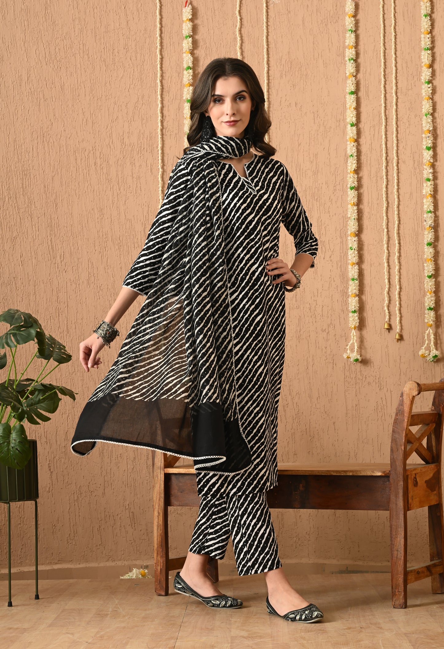 Leher Noir – Black Leheriya Kurta Pant Set with Dupatta & Lace Detailing