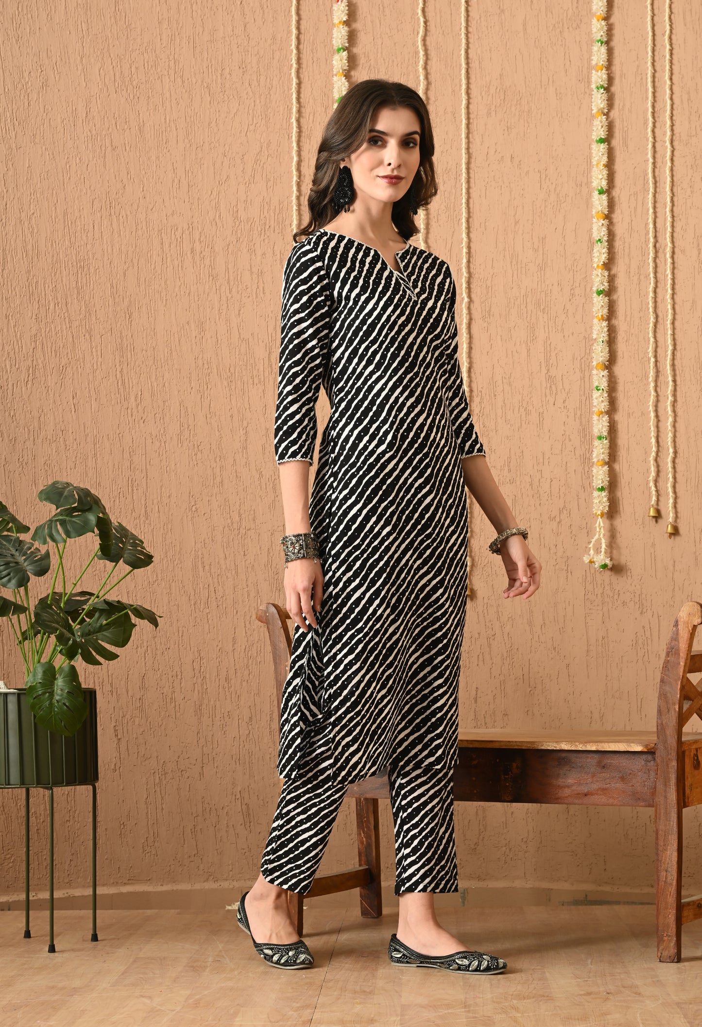 Leher Noir – Black Leheriya Kurta Pant Set with Dupatta & Lace Detailing