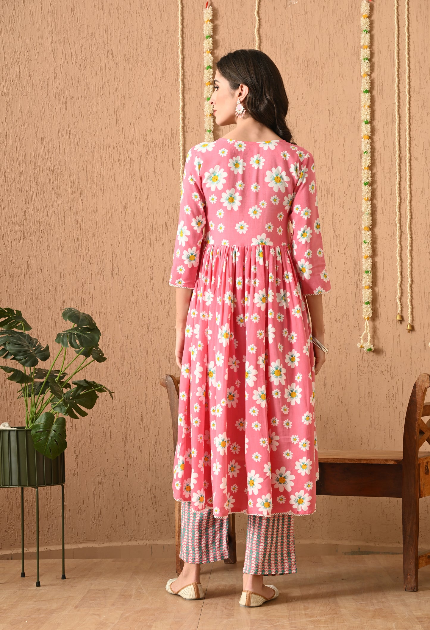 Ruhita – Pink Floral Print Kurta Pant Set with Lacework