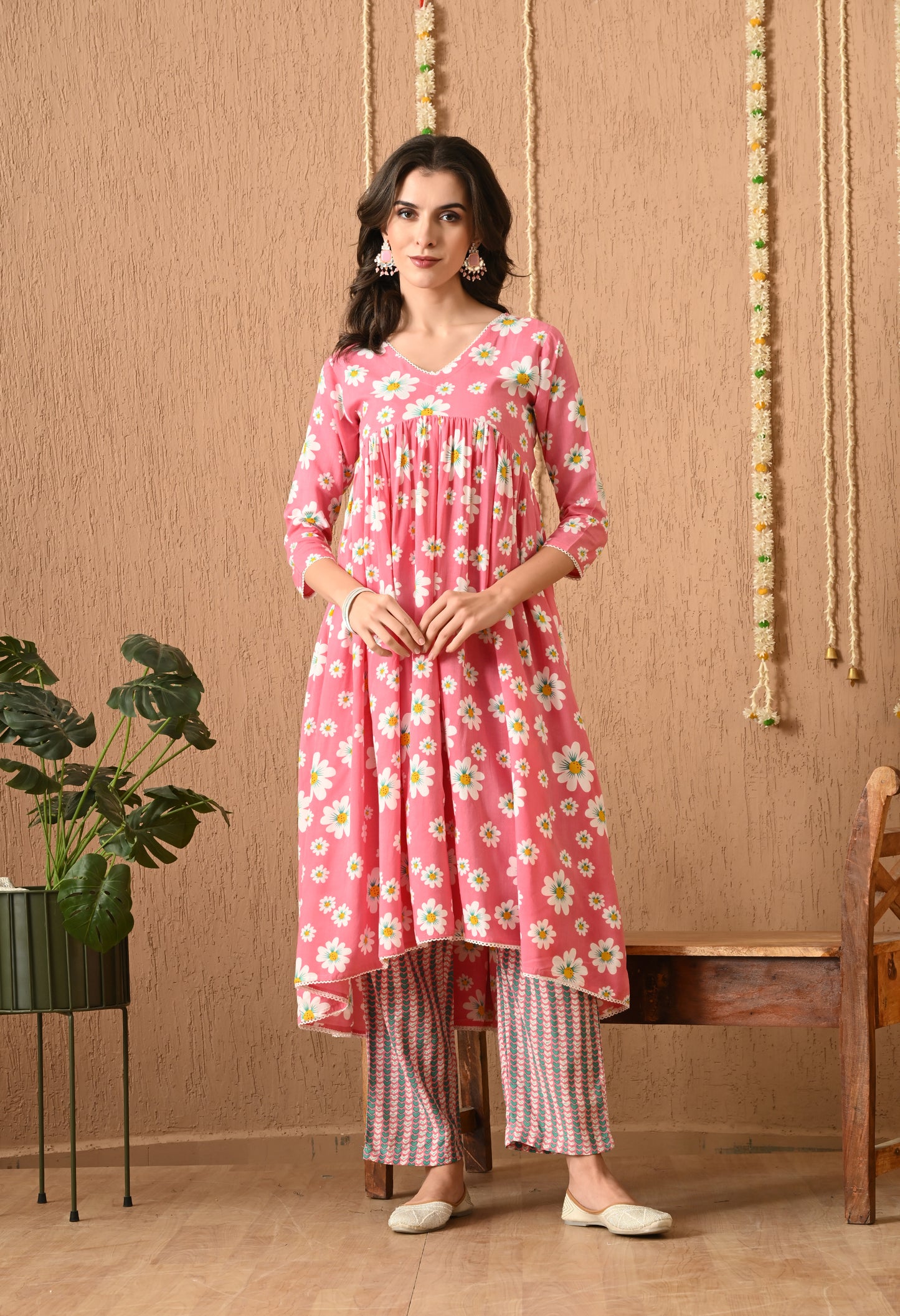 Ruhita – Pink Floral Print Kurta Pant Set with Lacework