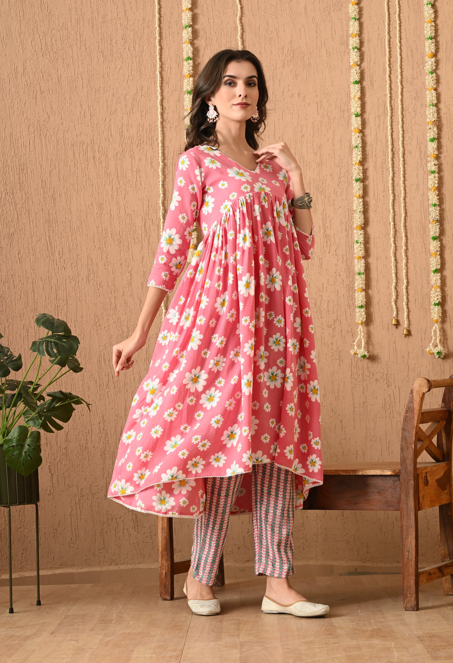 Ruhita – Pink Floral Print Kurta Pant Set with Lacework