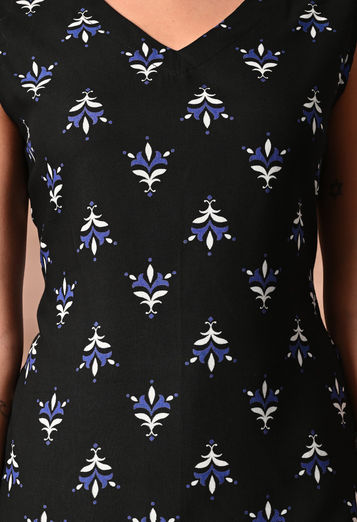 Elegant Noir Black V-Neck Sleeveless Top