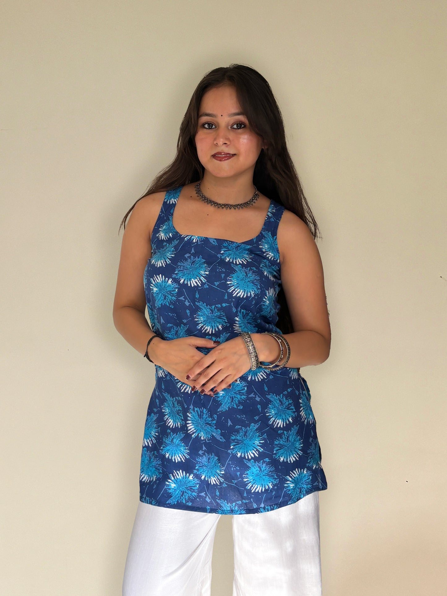 Neelkamal – Tie-Up Back Sleeveless Cotton Kurti